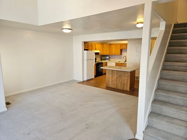 Building Photo - Spacious 3 Bd 2.5 Bath Townhouse in Bountiful