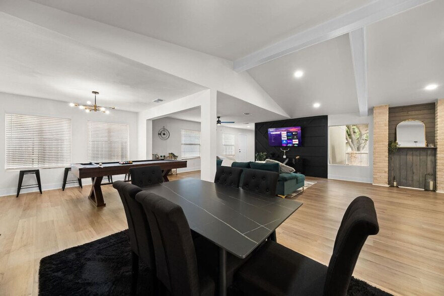 Building Photo - 16502 Fox Knoll
