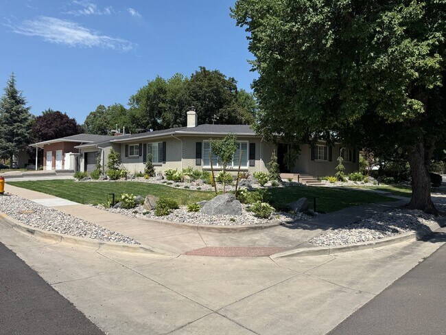 Building Photo - Executive 5-Bedroom Home ten Minutes from the University of Utah and Medical Center!