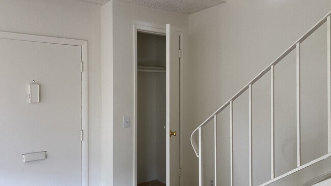 Building Photo - 770 E Mariposa St