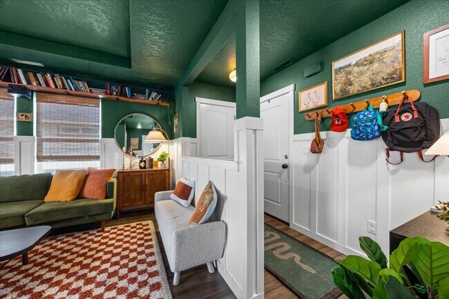 Building Photo - Perfect Location 3 Bed 2 Bath Home with SO...
