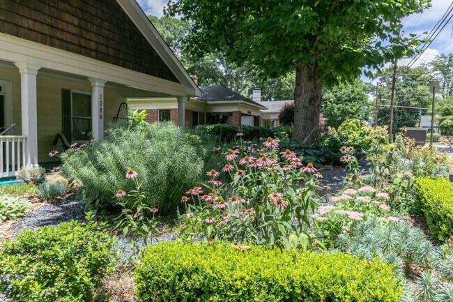 Building Photo - 1084 Sanders Ave SE