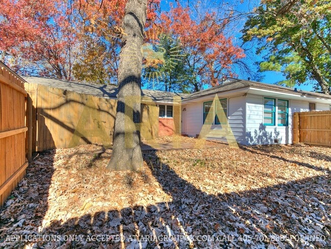 Building Photo - COMING SOON! 2 Bed/2 Bath Duplex Super Clo...