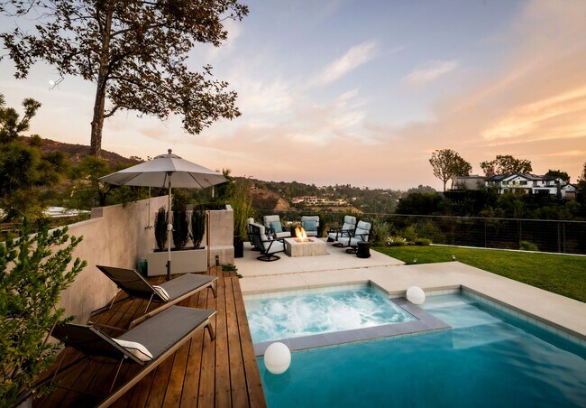 Building Photo - 2344 Banyan Dr