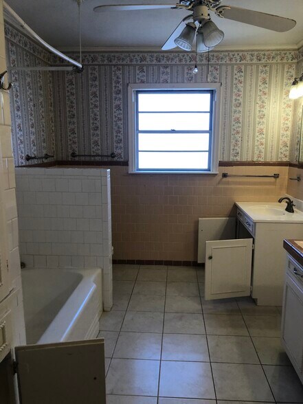 Hall bathroom - 1529 Woodland Dr