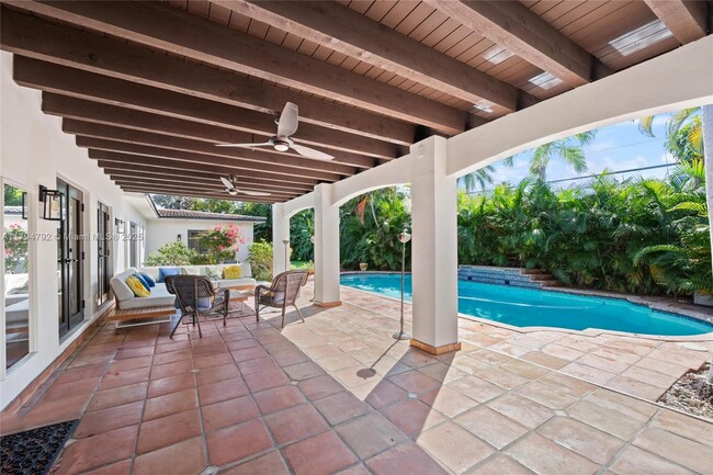 Building Photo - 2600 Yacht Club Blvd
