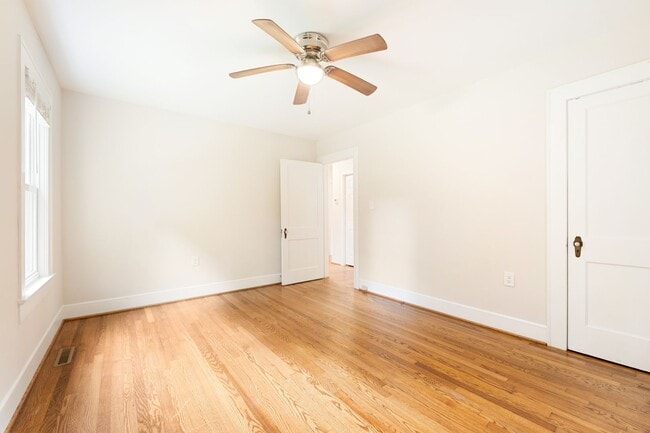 Building Photo - Available now! Lovely 3 bed/1 bath Home in...