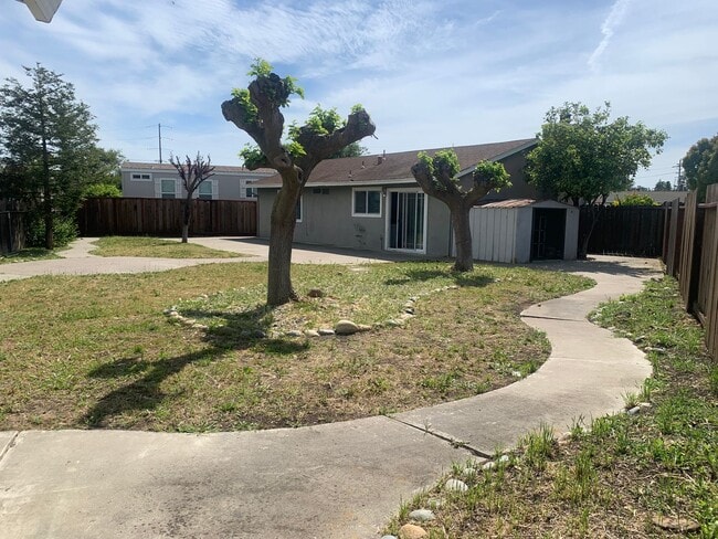 Building Photo - Just reduced to $2595 for immediate move in!