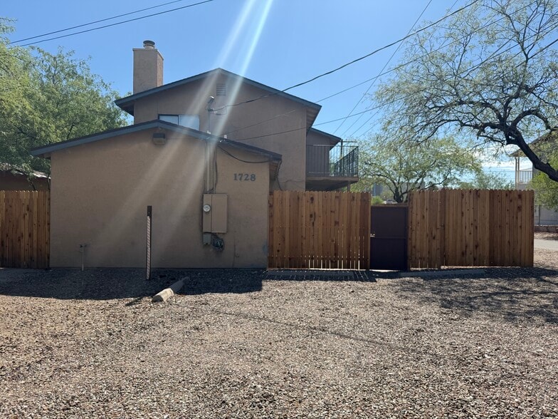 Building Photo - 1728 N Santa Rita Ave