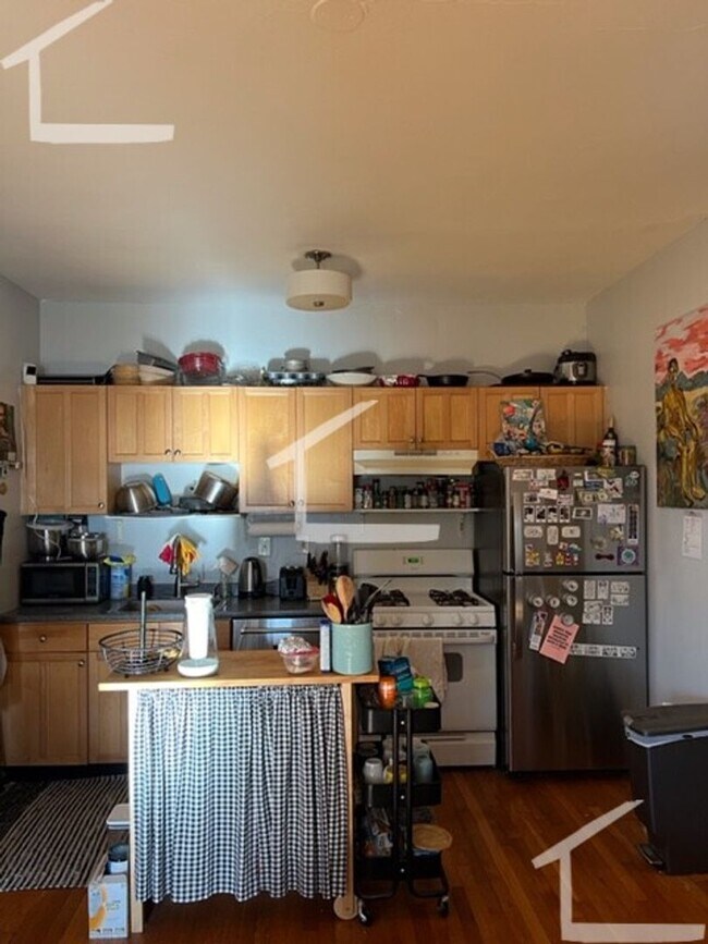 Building Photo - Gorgeous sunny apartment available now due to a lease break - great deal!