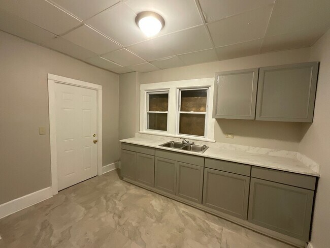 Building Photo - 644 Easter Ave