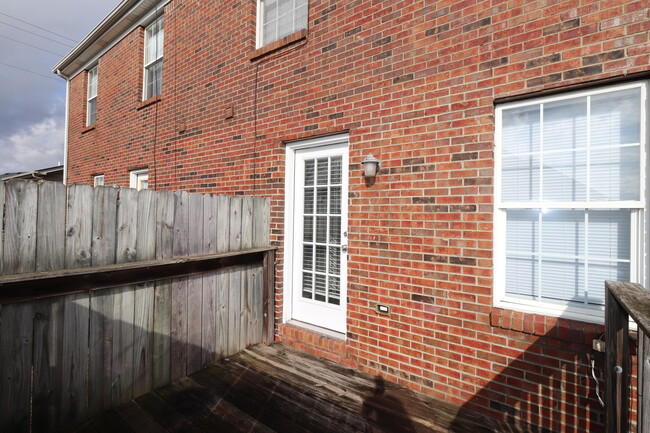 Building Photo - 100-102 Aubrey Dr