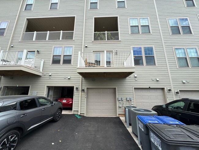 Building Photo - Stunning 2 Bed 2 Bath Interior Townhome In...