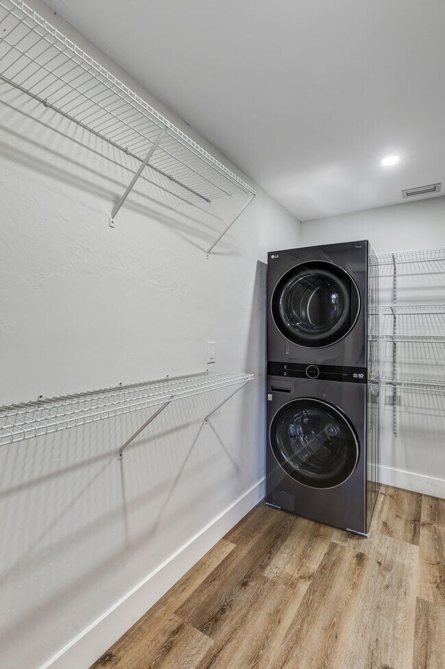 Building Photo - ** NEAR DOWNTOWN ** 2 BED / 2 BATH CONDO -...