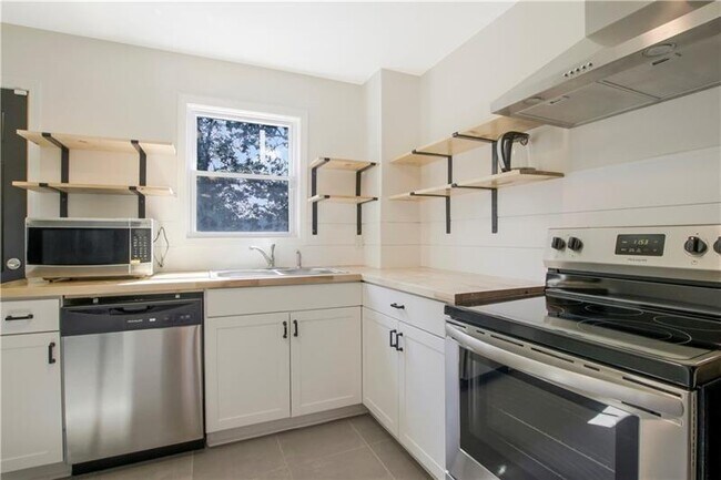 Building Photo - 551 Valley Hill Rd SE