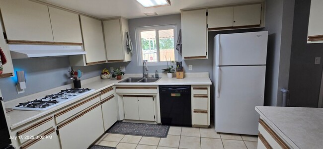 Building Photo - 2051 Rancho Dr