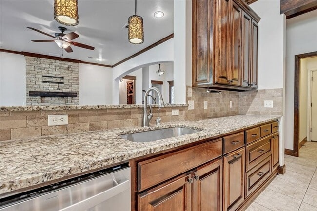 Building Photo - Gorgeous Executive Home - Open Plan - Stor...