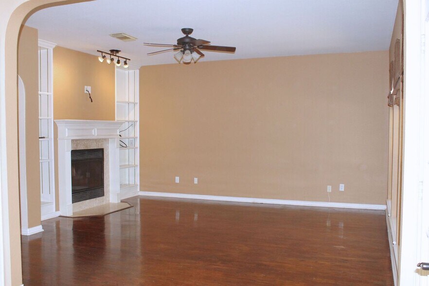 Building Photo - 2719 Hidden Lake Dr