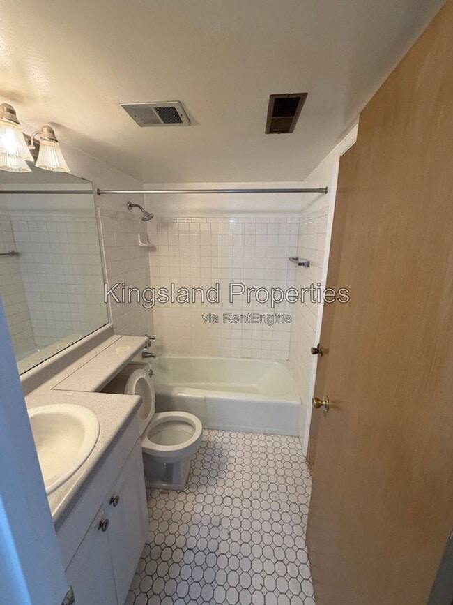 Building Photo - 4996 Oleatha Ave
