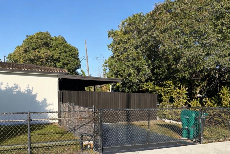 Building Photo - 900 NW 32nd Ave