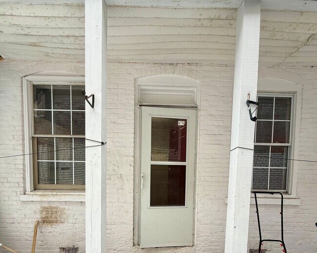 Building Photo - 242 S Queen St