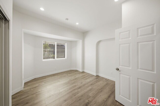 Building Photo - 2910 S Budlong Ave