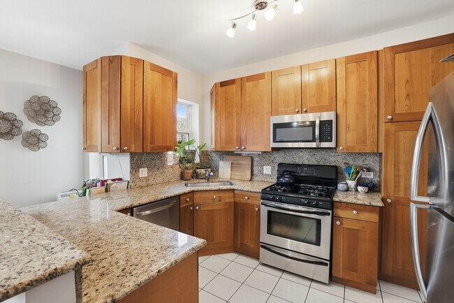 Building Photo - 7657 N Greenview Ave