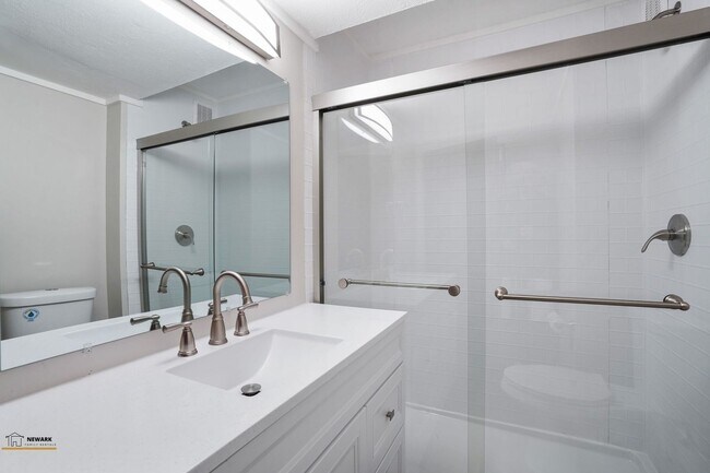 Building Photo - Spacious 3 Bed, 2 Bath in Newark - Move-In...