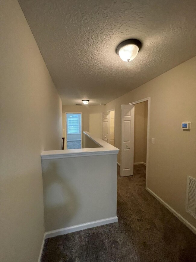 Building Photo - 3 bedroom 2 .5 bath townhome 2 car attache...