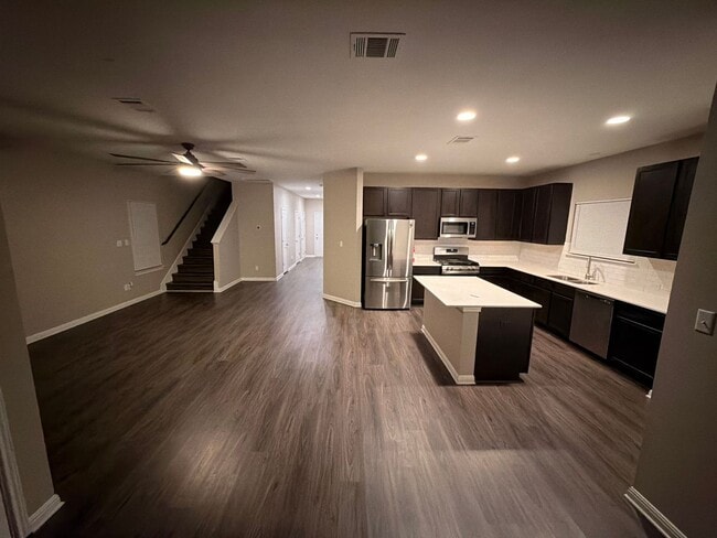 Building Photo - LARGE BEDROOMS!