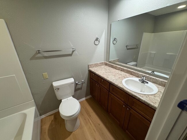 Building Photo - 3 bedroom 2 bathroom updated home in Sprin...