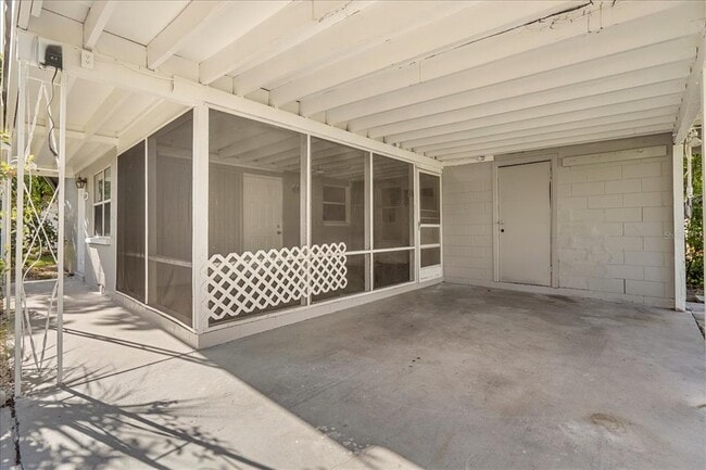 Building Photo - 1104 W Hillcrest Dr