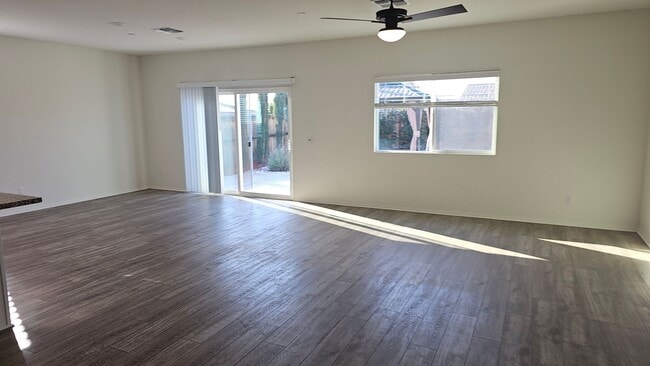 Building Photo - Modern 4 Bedroom Home in City in the Hills