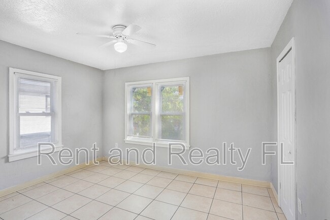 Building Photo - 827 Paris Ave S