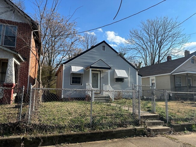 Building Photo - 2 bed house w Laundry, All electric, central HVAC, fenced yard, hardwoods