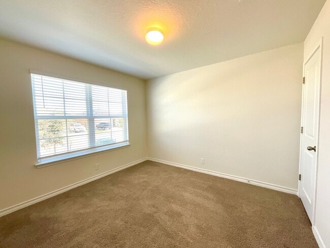 Building Photo - *MOVE IN SPECIAL* Stunning 4/2 Home With Access To Pool, Trails & 24-Hour Fitness Center!