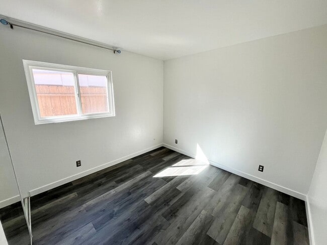 Building Photo - Beautifully Updated 3B 2BA Home w/ AC and ...