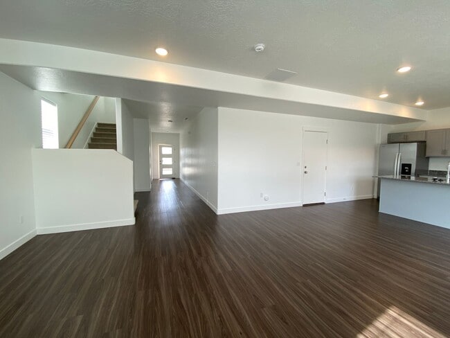 Building Photo - Two-story Single Family Home on Riverside.
