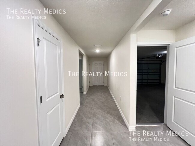Building Photo - 8561 SW 46th Ave