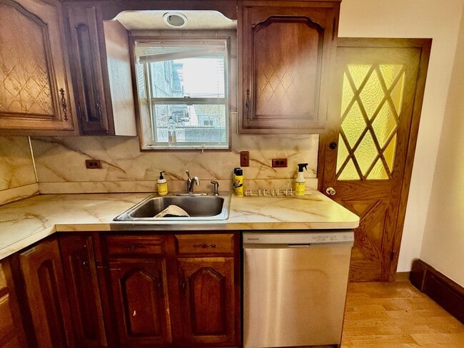 Building Photo - Spacious 3 BR / 1 BA HOUSE in Great South Philly location w/ Hardwood Flooring-Nice Kitchen-Washe...