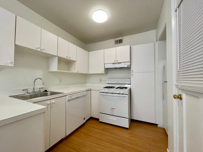 Building Photo - 6238 Southwood Ave