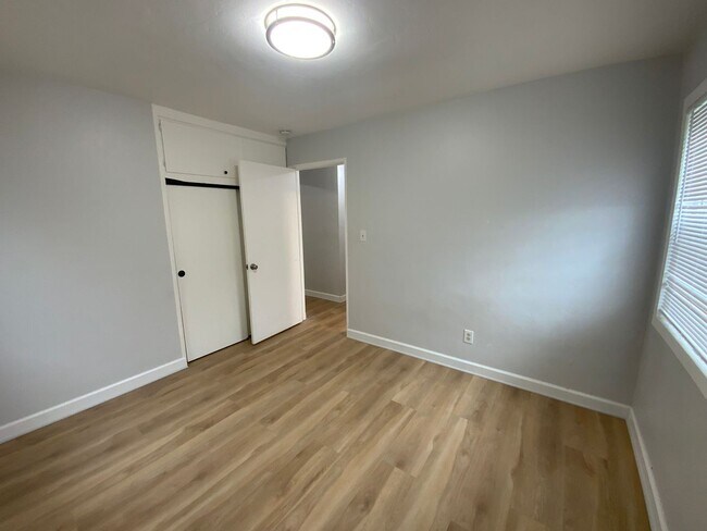 Building Photo - Great Location Close to Schools