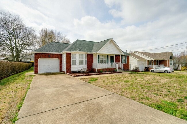 Building Photo - 3 Bedroom 2 Bathroom Home w/ Garage on One Level