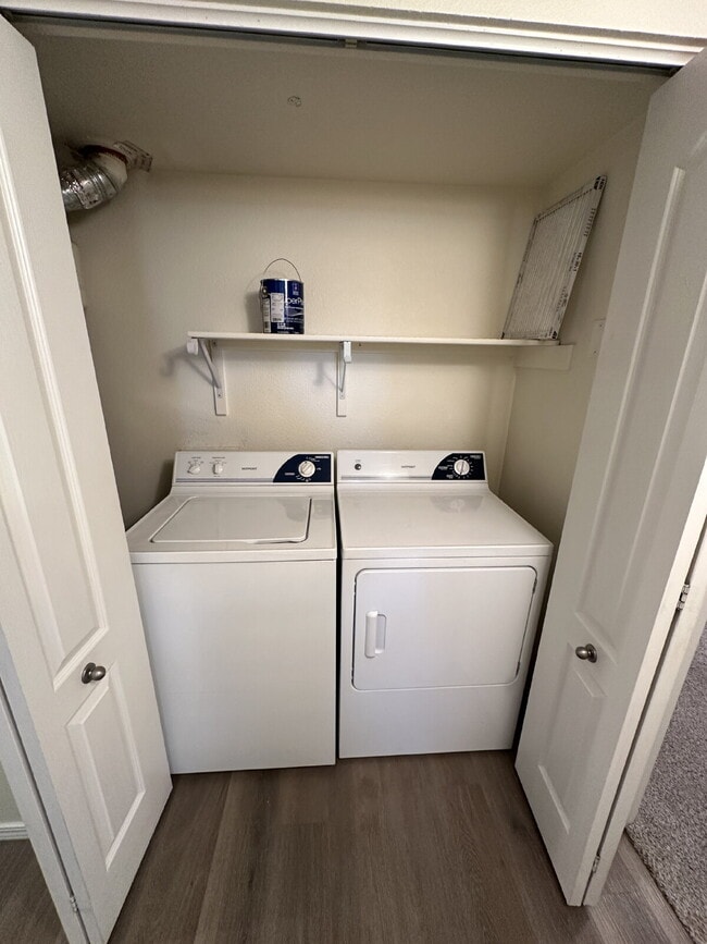 Building Photo - "Modern 2-Bed, 2-Bath Retreat in Boise's Heart – 985 Sq Ft of Pure Comfort!"