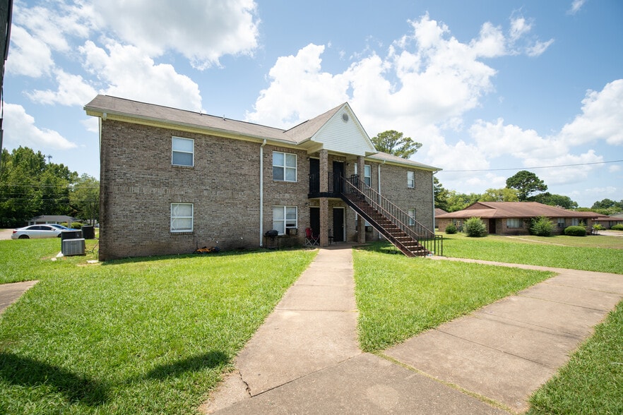 Building Photo - Hillcrest Estates