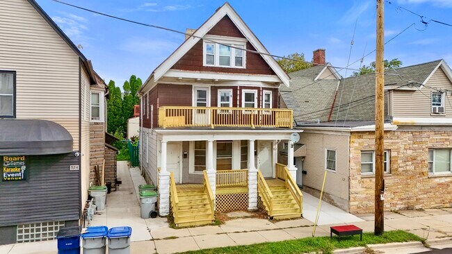 Building Photo - 928 E Locust St