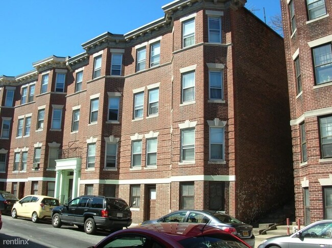 Building Photo - 5 br, 2 bath Triplex - 6 Lothian Rd 2