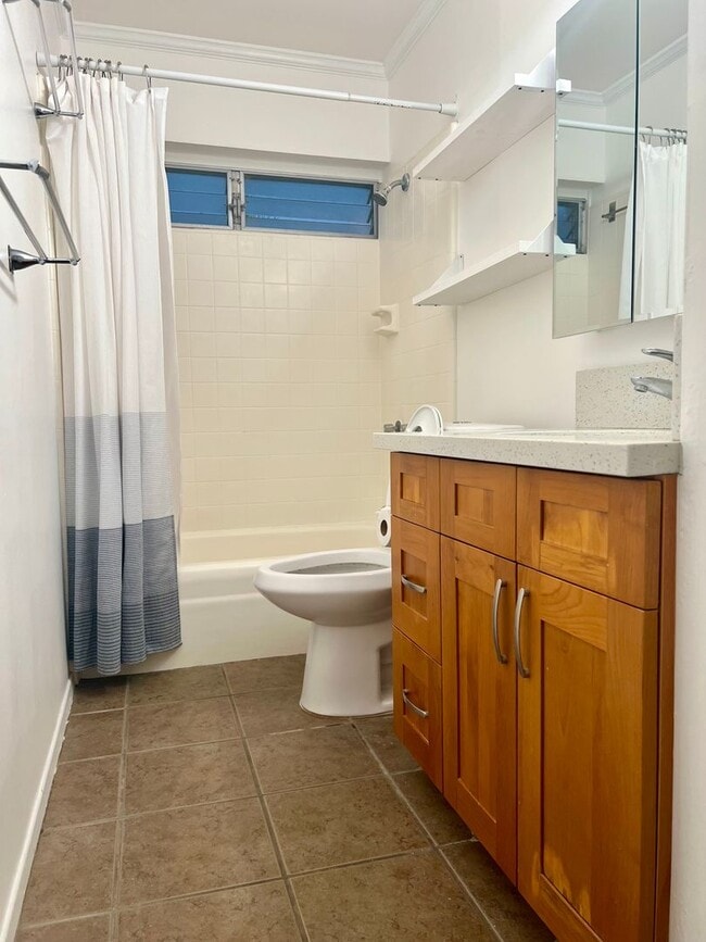 Building Photo - Spacious 1Bed 1Bath 1Parking Stall With Lanai & Den