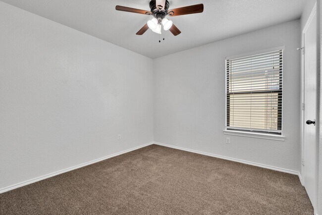 Building Photo - Charming 3 bedroom 2 Bathroom Home!