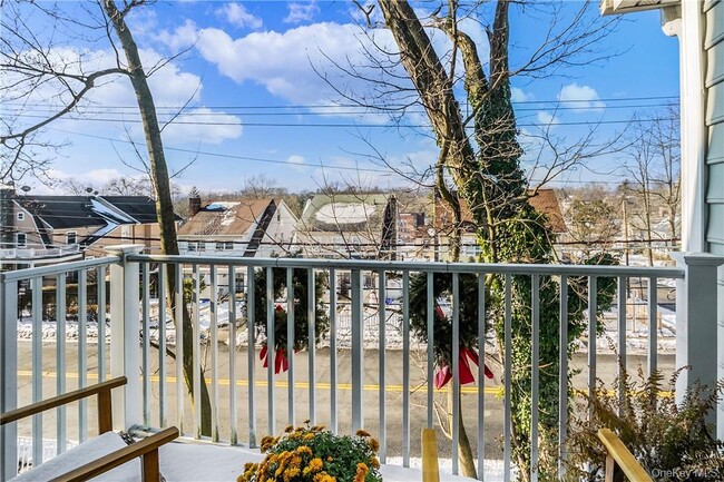 Building Photo - 297 W Post Rd